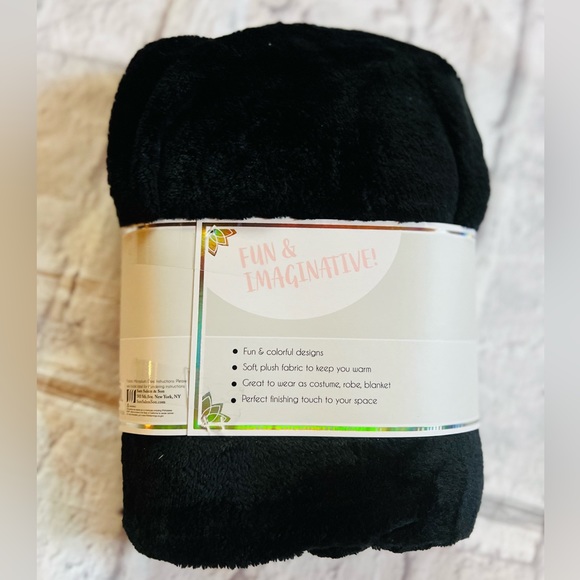 Lulu & Coco Hooded Throw - Picture 2 of 3